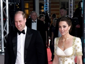 英国王室ウィリアム王子、キャサリン妃の“ついで”に褒められて思わず笑う