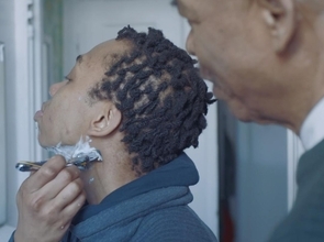 トランスジェンダーの男性に、父親が「ヒゲ」の剃り方を教える動画に涙が溢れる