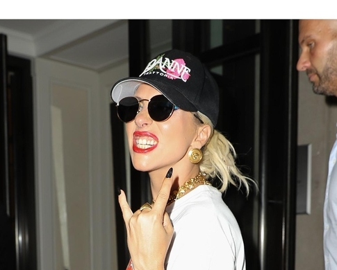 レディー ガガ 結婚後は夫の姓を名乗ることに 15年5月8日 エキサイトニュース