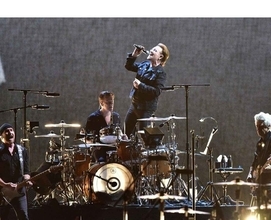 U2の来日公演にブラッド・ピットが！他にもセレブが来場していた