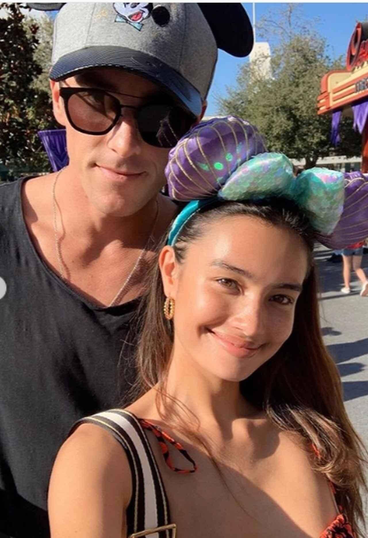 ヴィクシー エンジェルらが お揃いコーデ でディズニーランドを訪れる 19年9月26日 エキサイトニュース ヴィクシー エンジェルらが お揃いコーデ でディズニーランドを訪れる 19年9月26日 エキサイトニュース