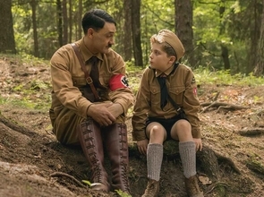 タイカ・ワイティティ監督の映画『ジョジョ・ラビット』日本版の最新予告が解禁！