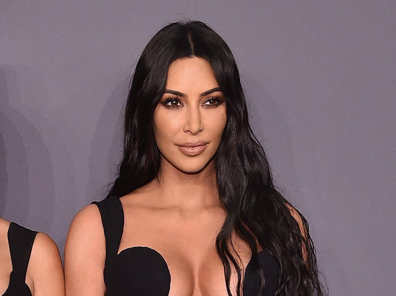 胸に ガムテ を直貼りで盛っていたキム カーダシアン ついに 胸用テープ を開発 19年11月13日 エキサイトニュース