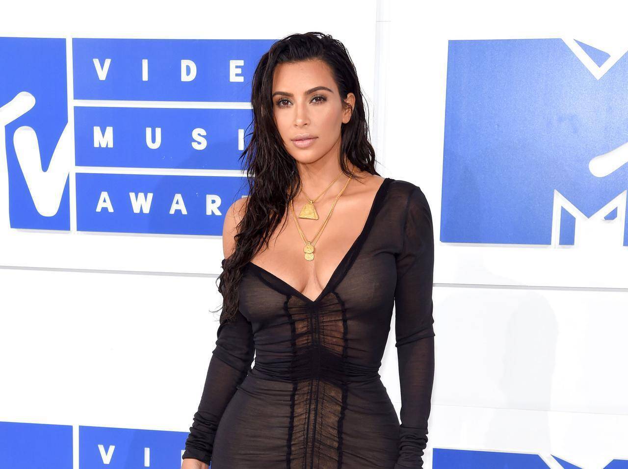 胸に ガムテ を直貼りで盛っていたキム カーダシアン ついに 胸用テープ を開発 19年11月13日 エキサイトニュース