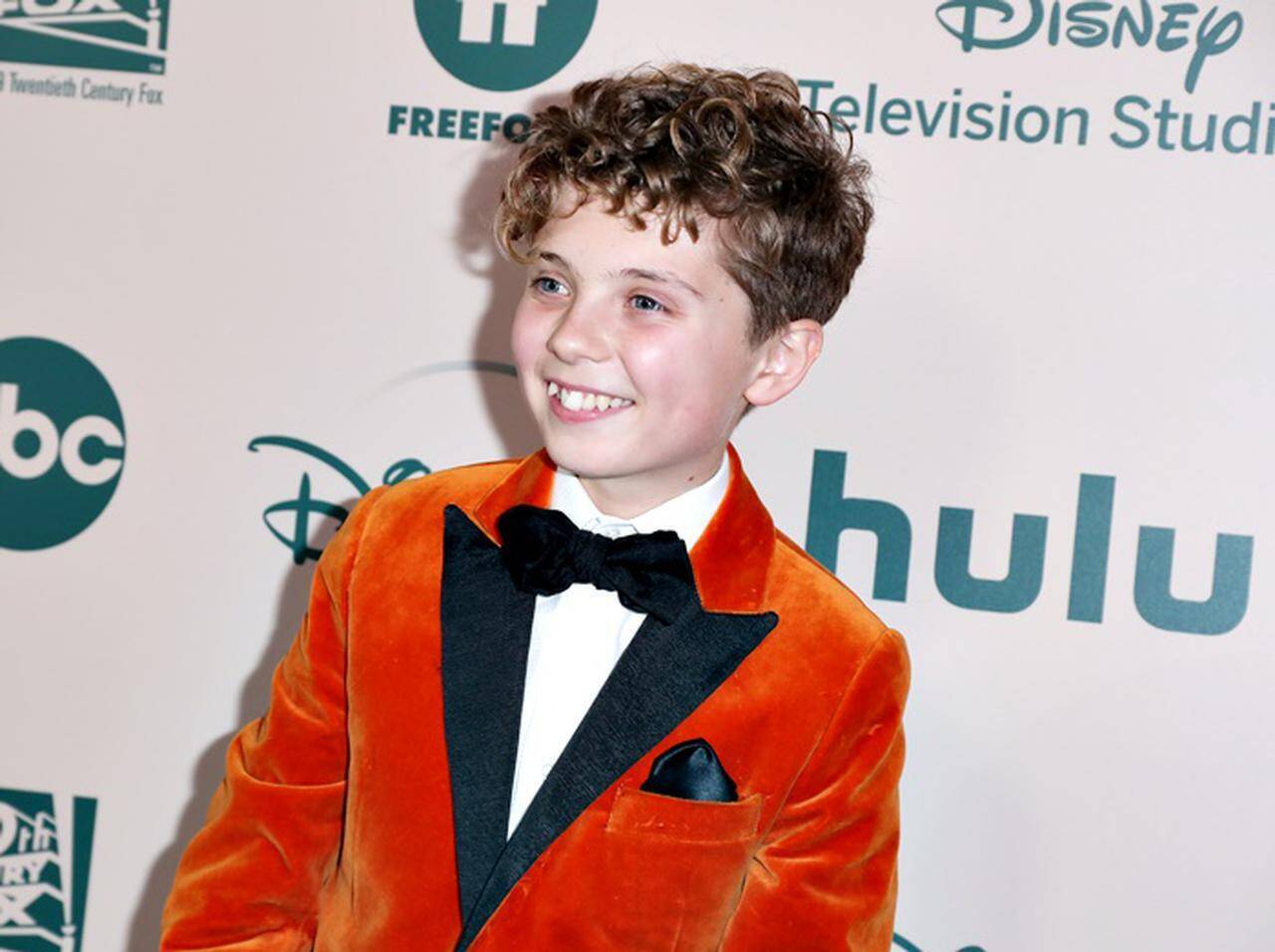 12歳ローマン グリフィン デイヴィスの衣装が キングスマン そっくり ゴールデン グローブ 年1月6日 エキサイトニュース