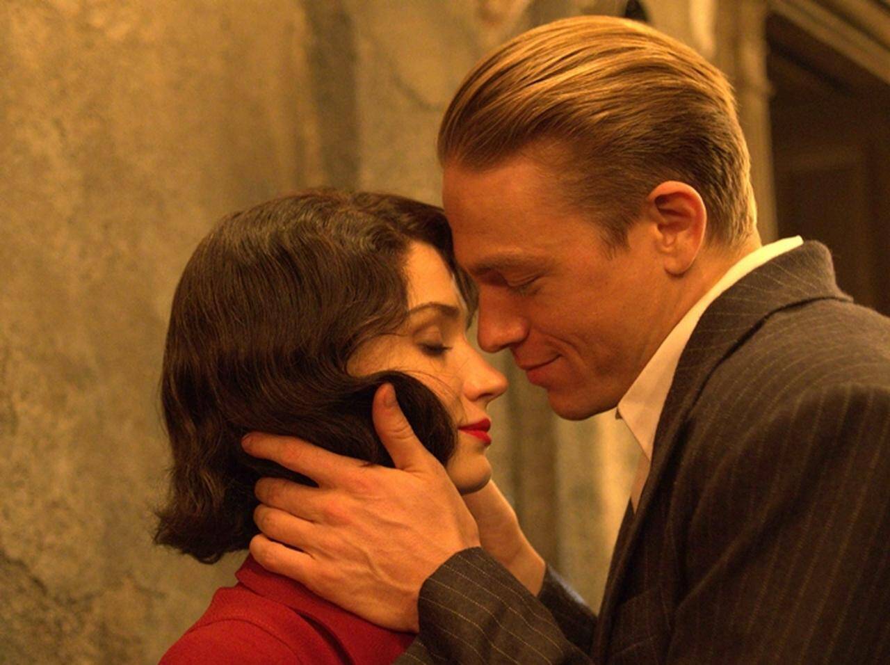 実話をもとにした終身刑囚の脱獄劇を描く映画 パピヨン 劇中のラブシーンを先行公開 19年6月18日 エキサイトニュース