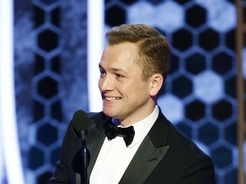 タロン・エジャトンが『ロケットマン』で主演男優賞を受賞、エルトン・ジョンの反応が可愛すぎる【スピーチ訳】