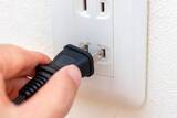 「「寝ながら充電」で布団焦げる事故も…モバイルバッテリーやイヤホンに注意　消費者庁」の画像1
