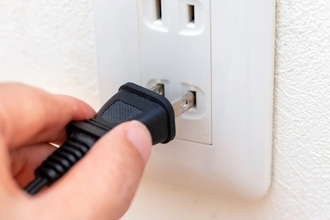 「寝ながら充電」で布団焦げる事故も…モバイルバッテリーやイヤホンに注意　消費者庁