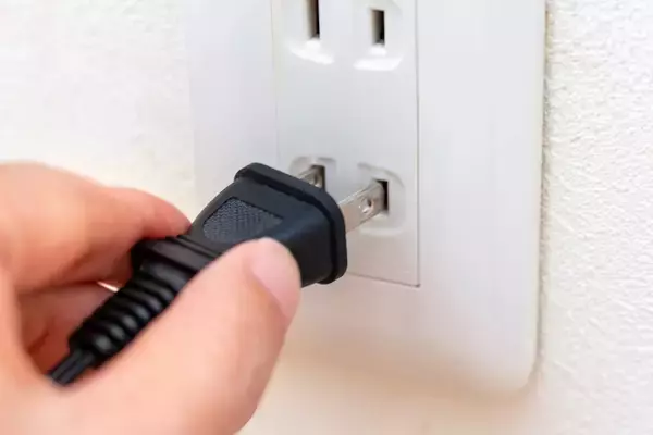 「寝ながら充電」で布団焦げる事故も…モバイルバッテリーやイヤホンに注意　消費者庁