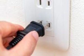 「寝ながら充電」で布団焦げる事故も…モバイルバッテリーやイヤホンに注意　消費者庁
