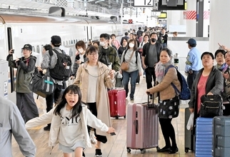 北陸新幹線の福井県開業後、初めてのGWスタート　観光バス混雑、名物ソースカツ丼店にも行列「こんなに並ぶとは」