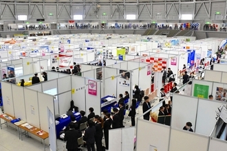 就職活動が解禁…福井県内最大規模、300社の魅力紹介　サンドーム福井で合同企業説明会