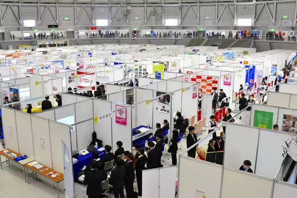 就職活動が解禁…福井県内最大規模、300社の魅力紹介　サンドーム福井で合同企業説明会