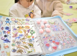 平成に流行った「シール交換」ブーム再燃　親世代も参戦…福井の雑貨店では即完売の事態も