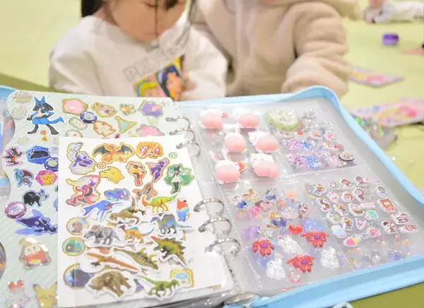 平成に流行った「シール交換」ブーム再燃　親世代も参戦…福井の雑貨店では即完売の事態も