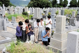 お盆の墓参り、先祖しのぶ　福井県内各地、帰省の家族ら手合わせ