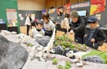 食玩「ほねほねザウルス」シリーズ開発者が語る誕生の秘話　歴代フィギュアを集めた展覧会は福井県立恐竜博物館で開催中