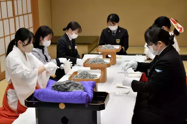 難関突破へ受験生のお守りに…「突破石」袋詰め　福井駅で1月10日、1088個配布　鉄道4社