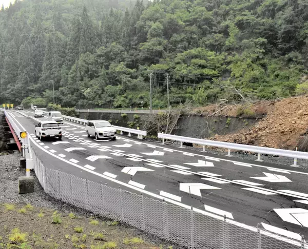 大野市と岐阜県結ぶ国道158号…斜面崩壊カ所の本線復旧いつ　福井県議会常任委で見通し言及
