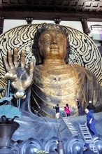 越前大仏すす払い、迎春準備　高さ17メートル、膝に乗り汚れ落とす　福井県勝山市