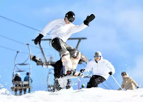 ぽかぽか陽気の中で初滑り…スキージャム勝山オープン　人工雪の一部ゲレンデで　福井県内トップ切り