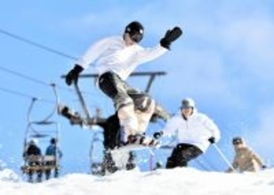 ぽかぽか陽気の中で初滑り…スキージャム勝山オープン　人工雪の一部ゲレンデで　福井県内トップ切り