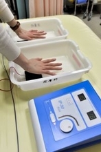 手汗や脇汗に悩み…多汗症の治療方法、広がる選択肢　塗り薬や電気治療、専門医が解説