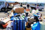 「【大雨】泥が付いた家具や家電、生活用品…浸水被害の災害ごみ、持ち込み続々　福井県坂井市」の画像1