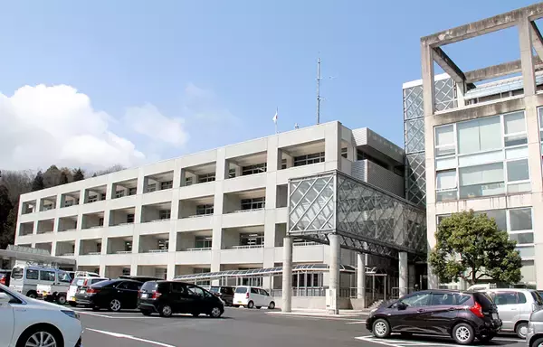 所有者も相続人も応じず…屋根や壁崩れた空き家2軒を1452万円かけ撤去へ　鯖江市初の行政代執行、周辺住民から苦情も