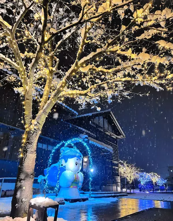 福井県勝山市で恒例のイルミネーション　マスコットキャラクターが青色に、冬の市街地に彩り