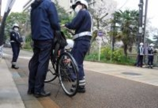 自転車の青切符制度スタート、朝の1時間に警察18人が目を光らせた結果…違反16件　福井県警が一斉指導取り締まり