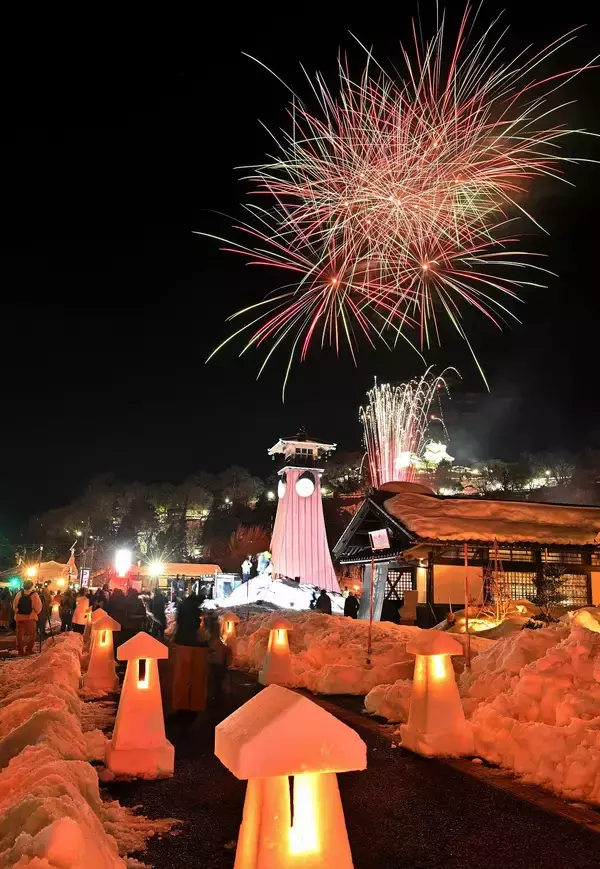 冬の大野城下町に大輪の花火、雪見灯籠200基は幻想的な光　福井県大野市