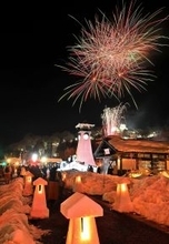 冬の大野城下町に大輪の花火、雪見灯籠200基は幻想的な光　福井県大野市