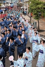 そろいの法被、浴衣…1200人が街中で踊りの輪　ふくいフェニックスまつり2026民踊大会