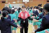 「卓球世界選手権で銀メダル、大藤沙月選手が母校訪れ涙　好きな給食や思い出披露　福井県大野市有終南小」の画像1