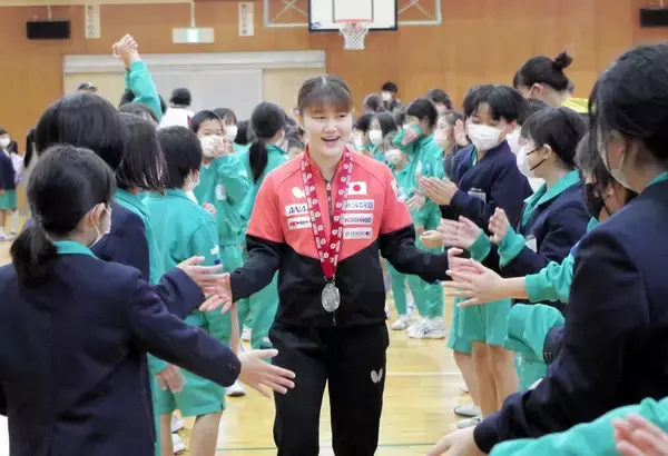 卓球世界選手権で銀メダル、大藤沙月選手が母校訪れ涙　好きな給食や思い出披露　福井県大野市有終南小