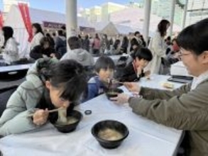 つきたての餅の雑煮や安倍川餅、福井県内40店集結　羽二重餅挟んだスイーツや販売コーナーも　ハピテラス