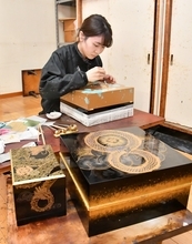 昨年700万円で落札のウニ彩った至高の越前漆器、今年も製作　東京・豊洲の初競り用、「午」あしらった一点物