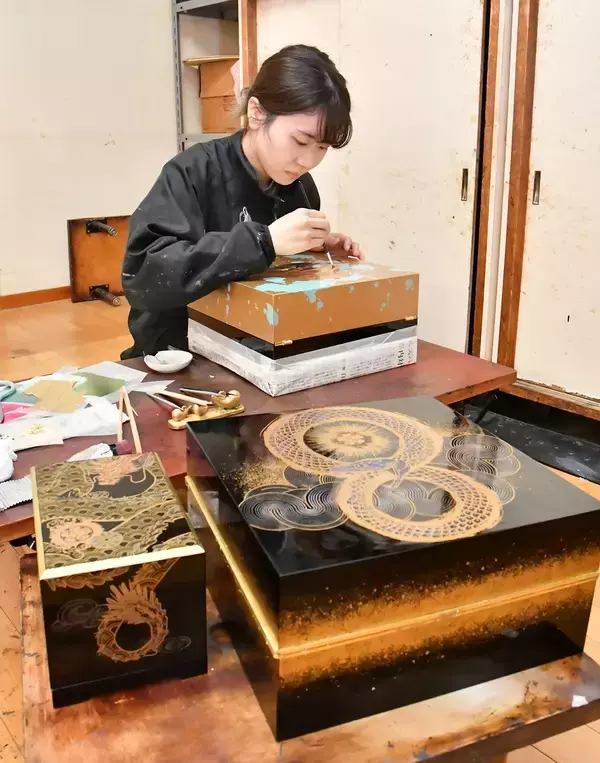 昨年700万円で落札のウニ彩った至高の越前漆器、今年も製作　東京・豊洲の初競り用、「午」あしらった一点物