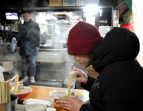 50年伝統の味…名物の屋台でラーメン初め　市民や観光客が続々　福井県敦賀市