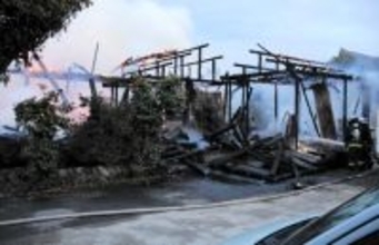 福井県坂井市の住宅で火事、住人1人と連絡取れず　「10メートル以上の火柱が上がっていた」