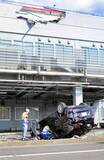 「商業施設の立体駐車場から車転落、77歳男性が死亡　スロープの壁突き破る　福井県敦賀市」の画像1