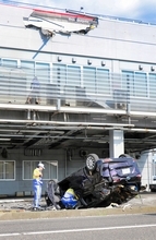 商業施設の立体駐車場から車転落、1人重体1人重傷　スロープの壁突き破る　福井県敦賀市