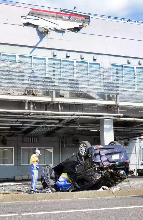 商業施設の立体駐車場から車転落、77歳男性が死亡　スロープの壁突き破る　福井県敦賀市
