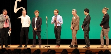 よしもとお笑いライブ…ひときわ盛大な拍手で登場したのは誰？　福井市で「ささら」サロン