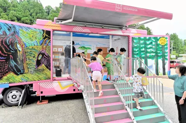 絵本の挿絵が描かれた大きな扉、中には人気作品がずらり…ワクワクいっぱいの“移動図書室”が福井県に　7月限定、県内26カ所巡る