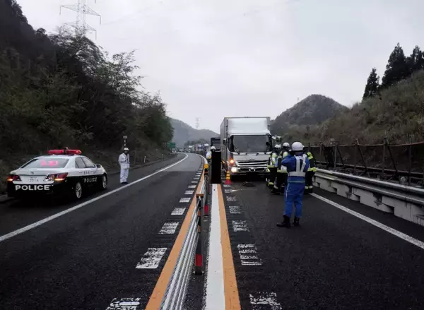 舞鶴若狭自動車道を歩いていた男性はねられ死亡　福井県、事故直後に通報「人が車線に出てきた」