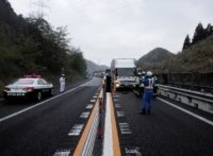 舞鶴若狭自動車道を歩いていた男性はねられ死亡　福井県、事故直後に通報「人が車線に出てきた」