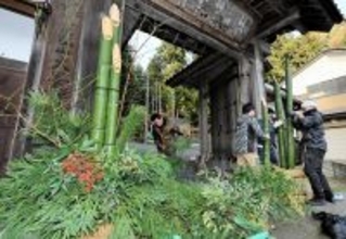 「日本一早い」門松飾り　正月飾りと境内の紅葉〝共演〟　福井市の大安禅寺